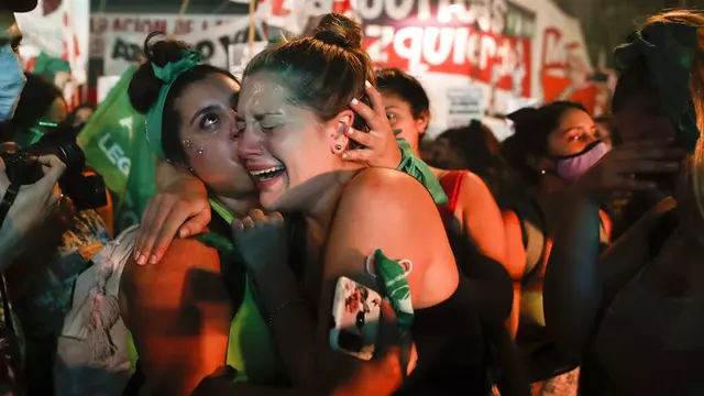 FOTO: Tangis Aktivis Saat Kongres Argentina Resmi Legalkan Aborsi