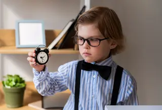 Mengatur waktu bukan hanya keterampilan orang dewasa—anak-anak pun perlu mengenalnya sejak dini agar terbiasa dengan rutinitas, disiplin, dan tanggung jawab. Sayangnya, banyak anak yang masih kesulitan memahami konsep waktu karena sifatnya yang abstrak. (foto/dok: freepik)