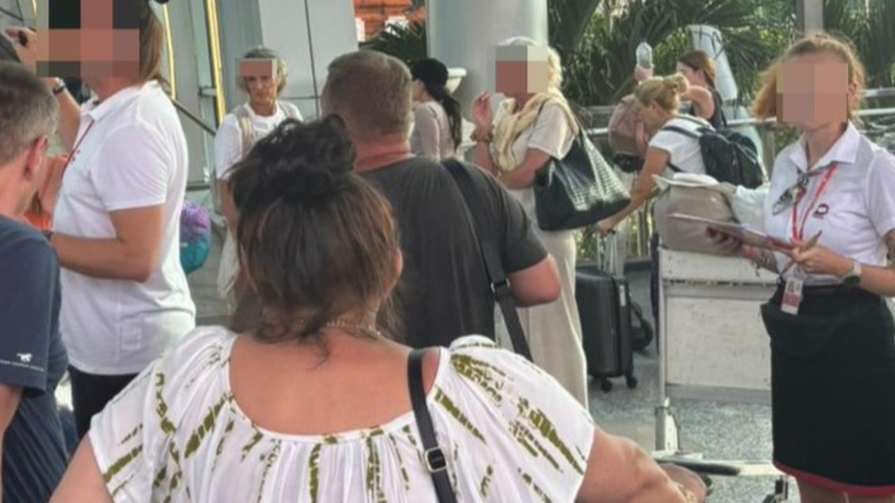 Terjajah di Tanah Sendiri, WN Polandia Jadi Pemandu Wisata di Bali