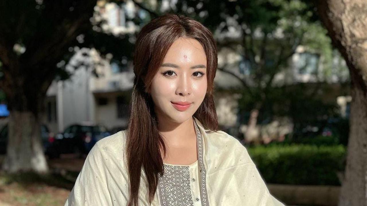 Potret Cantik Crazy Rich Bali Maharani Kemala di India, Kunjungi Kuil dengan Pohon yang Disucikan Para Dewa
