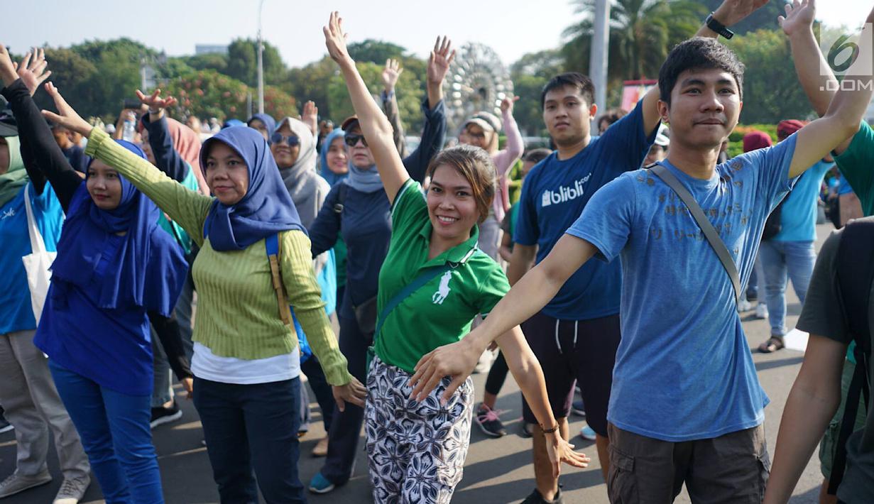 Peserta mengikuti flashmob dalam Pawai Tolak Plastik Sekali Pakai di Lapangan Aspirasi Monas, Jakarta, Minggu (21/7/2019). Pawai bebas plastik ini akan menjadi aksi terbesar di Indonesia untuk menolak penggunaan plastik sekali pakai karena sudah mengancam lingkungan. (Liputan6.com/Immanuel Antonius)