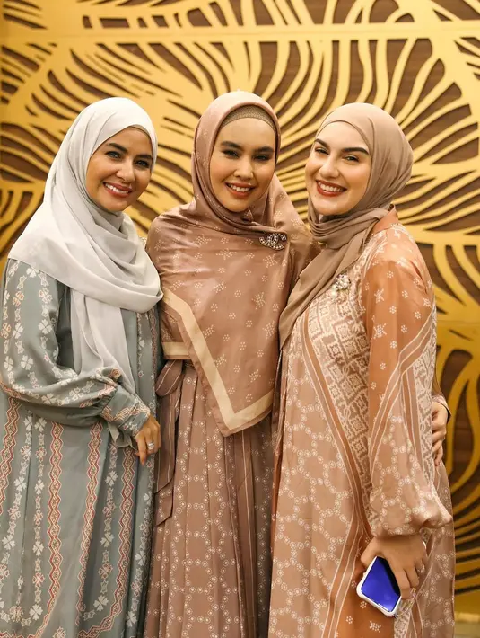 Meisya Siregar kenakan kaftan abu-abu yang soft dengan hijab berwarna senada [@_irishbella_]