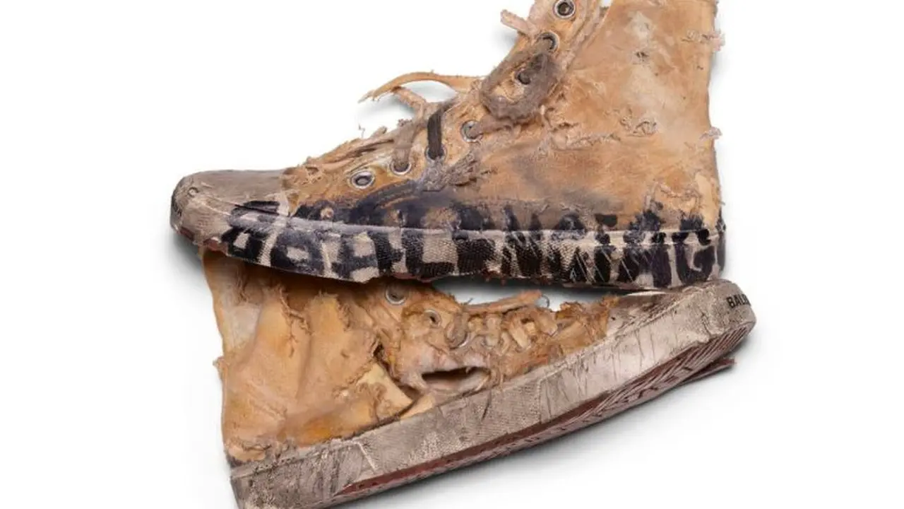 sepatu Balenciaga tuai kontroversi