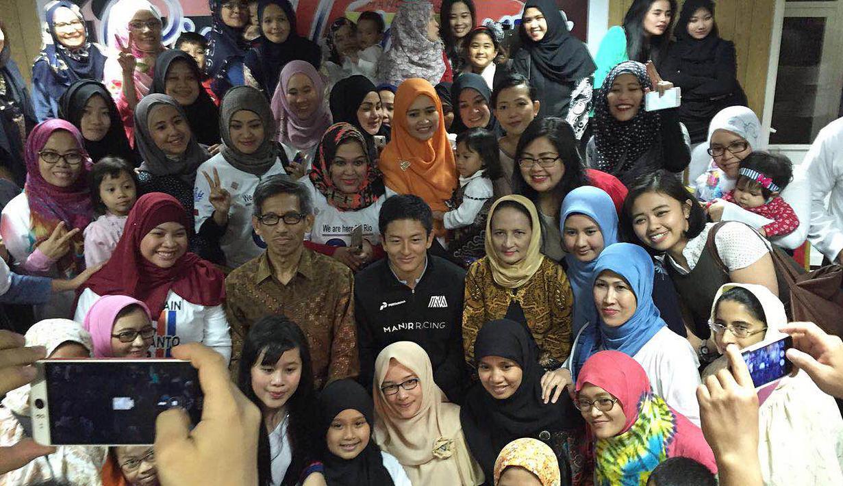 Rio Haryanto berfoto bersama dengan warga negara Indonesia pada acara meet and greet di KBRI Manama, Bahrain, Rabu (30/3/2016) malam waktu setempat. (Istimewa/Andri Hartanto)