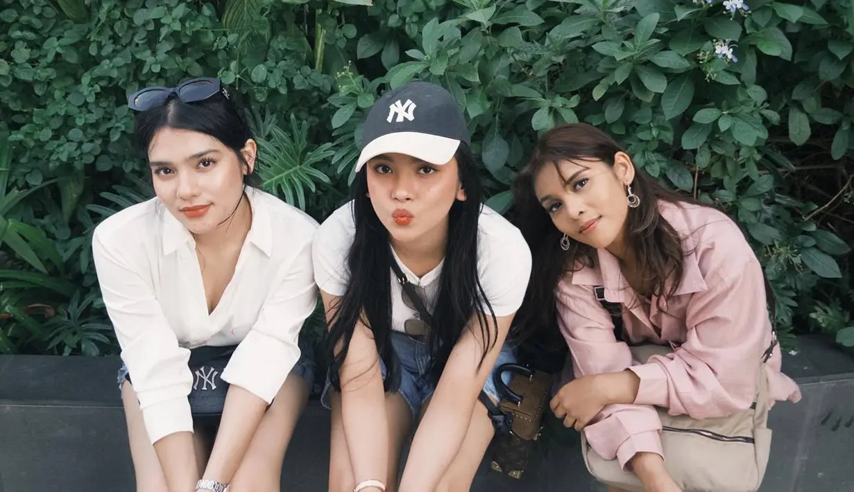 Selain Lyodra dan Davina Karamoy, terlihat Rimar yang juga sahabat keduanya terlihat ikut dalam momen liburan tersebut. Diketahui bahwa Lyodra dan Davina Karamoy pertama kali bertemu saat sama-sama membintangi serial 7 Hari Sebelum 17 Tahun. (Liputan6.com/IG/@lyodraofficial)