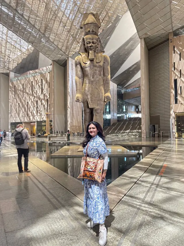 Inspirasi Outfit Batik ala Bella Saphira