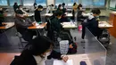 Para siswa menunggu dimulainya ujian masuk perguruan tinggi di Seoul, Korea Selatan, Kamis (3/12/2020). Di tengah pandemi COVID-19, pejabat Korea Selatan mendesak orang untuk tetap di rumah karena sekitar setengah juta siswa mempersiapkan ujian masuk perguruan tinggi. (Kim Hong-Ji/Pool Photo via AP)