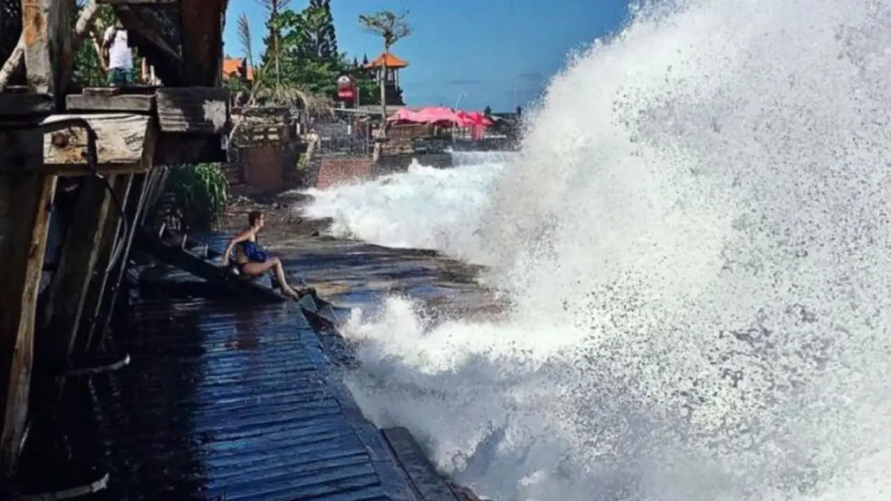 Ngeri! Gelombang Raksasa Menghantam Tempat Wisata di Bali