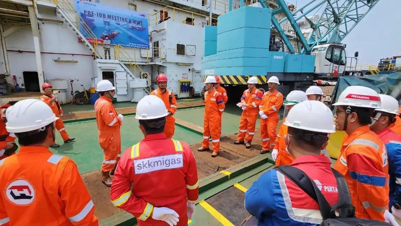 PT Pertamina Hulu Energi Offshore North West Java (PHE ONWJ) bagian dari Subholding Upstream Regional Jawa menggelar pipa penyaluran migas bawah laut di ECHO Area. (Dok Pertamina)