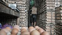 Pekerja saat mengangkut peti telur ayam di salah satu agen di Jakarta, Selasa (14/3/2023). Kenaikan sejumlah harga komoditas pangan salah satunya telur ayam merupakan kondisi yang terjadi setiap tahunnya atau menjelang Hari Besar Keagamaan dan Nasional (HBKN). (merdeka.com/Iqbal S Nugroho)