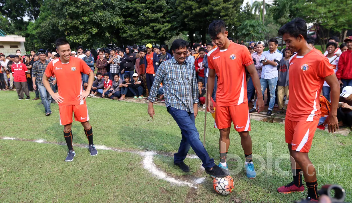Cawagub DKI Jakarta, Djarot Saiful Hidayat menendang bola bersama pemain Persija di Lapangan Banteng, Jakarta, Selasa (11/4/2017). Tim Persija memiliki jadwal dua minggu sekali untuk jumpa fans lewat latihan. (Bola.com/Nicklas Hanoatubun)