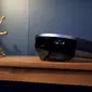 Microsoft HoloLens ditampilkan selama Microsoft Build 2016 Developers Conference di San Francisco, California (30/3). Microsoft juga mengumumkan Skype untuk HoloLens, memproyeksikan layar video 2D di udara. (REUTERS/Beck Diefenbach)