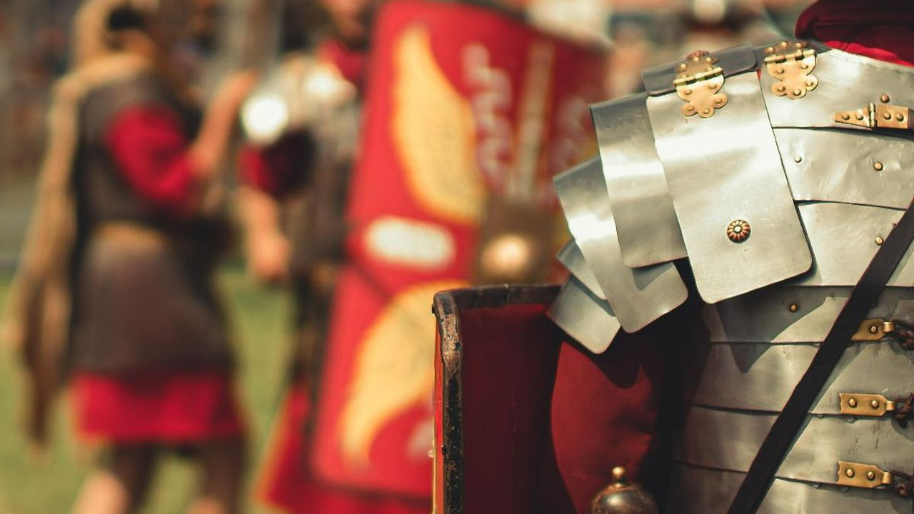Karena itulah sosok gladiator sebetulnya tidak bertubuh kekar berotot atau atletis seperti yang selama ini kita bayangkan.