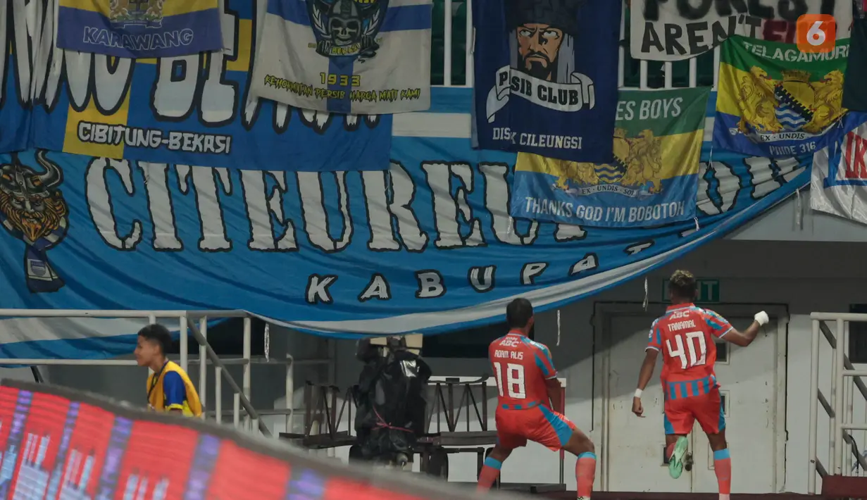 Pesepak bola Persib Bandung Adam Alis merayakan gol kemenangan ke gawang Garudayaksa FC dalam pertandingan pekan ketujuh BRI Super League 2026/2027 di Stadion Pakansari, Cibinong, Minggu (25/10/2026). Gol pada menit ke-90+2 tersebut memastikan kemenangan Persib dengan skor 2-1. (KLY/Budy Santoso)