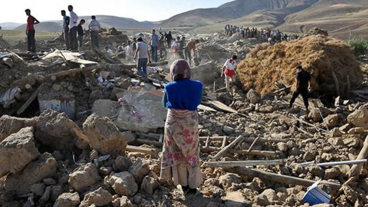 Suasana pencarian korban gempa Iran