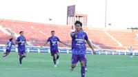 Selebrasi gelandang Persita Tangerang, Fahreza Sudin usai membobol gawang Persib Bandung dalam laga lanjutan BRI Liga 1 2023/2024 di Stadion Kapten I Wayan Dipta, Gianyar, Bali, Senin (15/4/2024). (Dok. PT Liga Indonesia Baru)