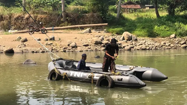 Jembatan hancur memaksa warga di Jampangtengah Sukabumi pakai perahu karet menyeberangi Sungai Cimandiri.