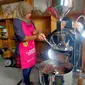 Wenny Bastian saat me-roasting biji kopi Pagar Alam di ruang pengolahan Putra Abadi di Pagar Alam Sumsel (Liputan6.com / Nefri Inge)