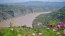 Para turis mengunjungi objek wisata di sepanjang Sungai Kuning di Wilayah Qingjian, Provinsi Shaanxi, China barat laut, pada 10 September 2020. (Xinhua/Shao Rui)