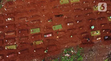 Foto aerial lokasi makam jenazah terduga terinfeksi COVID-19 di TPU Pondok Ranggon, Jakarta, Jumat (8/5/2020). Lahan khusus pemakaman korban COVID-19 yang berlokasi di blok AA-1 sudah penuh sehingga pemakaman jenazah baru dilakukan di lahan sekitar BLAD 115. (Liputan6.com/Helmi Fithriansyah)