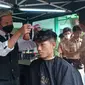 Razia Rambut, Siswa Dipangkas Penata Rambut Profesional. (dok.Gatsby/Geiska Vatikan Isdy)