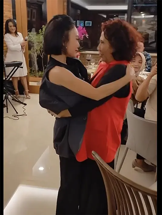 Ibu Susi dan Yuni tampak begitu senang. Acara tersebut juga diisi dengan buka bersama dengan beberapa pemred. [Instagram/susipudjiastuti115]