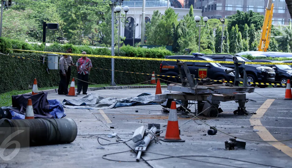 Petugas polisi berjaga di lokasi jatuhnya gondola dari Gedung Intiland Tower Sudirman, Tanah Abang, Jakarta, Rabu (26/10). Seorang teknisi yang sedang menguji coba tewas ketika tiba-tiba gondola itu jatuh dari ketinggian. (Liputan6.com/Gempur M Surya)