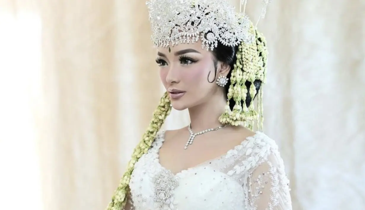 Dengankebaya putuh klasik dilengkapi siger, tampilan Zaskia Gotik semakin sempurna. [Foto: Instagram/ Zaskia Gotik]