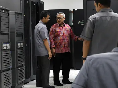 Ketua KPU Arief Budiman mengecek Bank Data Komisi Pemilihan Umum di Jakarta, Senin (15/5). Hebohnya Serangan Ransomware WannaCry yang menyerang data membuat Ketua KPU mengecek kembai data - data yang ada di KPU. (Liputan6.com/Johan Tallo)