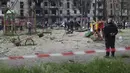 <p>Pejabat Ukraina pada Selasa pagi mengatakan Rusia meluncurkan serangan rudal pada Senin malam di Kota Kryvyi Rih dan menewaskan tiga orang, melukai 25 lainnya, dan merusak infrastruktur sipil. (AP Photo/Andriy Dubchak)</p>
