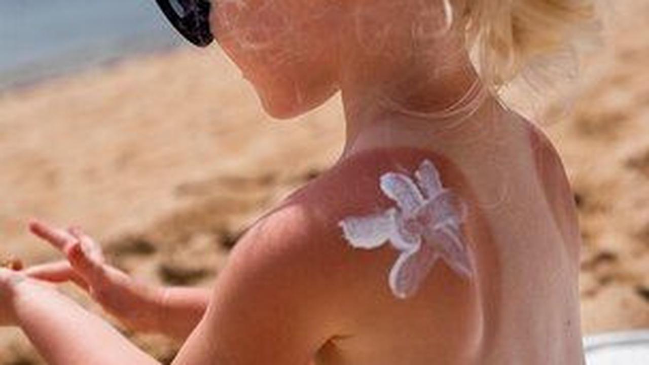 Ingatlah untuk selalu mengaplikasikan sunscreen dengan benar dan secara teratur, serta untuk tetap memakaikan atribut pelindung seperti topi atau payung saat anak-anak beraktivitas di luar ruangan. Kulit sehat adalah investasi penting untuk masa depan mer