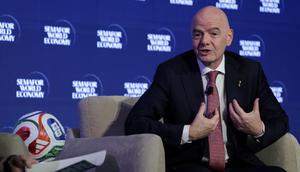 Presiden FIFA, Gianni Infantino, berbicara di KTT Semafor World Economy 2026 pada 15 April 2026 di Washington, DC. KTT ini mempertemukan para pemimpin bisnis dan CEO teknologi untuk membahas ekonomi, kecerdasan buatan, dan tren bisnis. (Alex Wong/Getty Images via AFP)