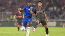 Danny Welbeck (kiri) berebut bola dengan Koni De Winter dalam laga pramusim antara Chelsea dan AC Milan di Stadion Utama Gelora Bung Karno (SUGBK), Jakarta, Sabtu (8/8/2026) malam WIB. Kedua pemain terlibat duel ketat untuk memenangkan penguasaan bola dalam pertandingan yang berakhir dengan kemenangan Chelsea 3-0 atas AC Milan. (KapanLagi.com/Budy Santoso)