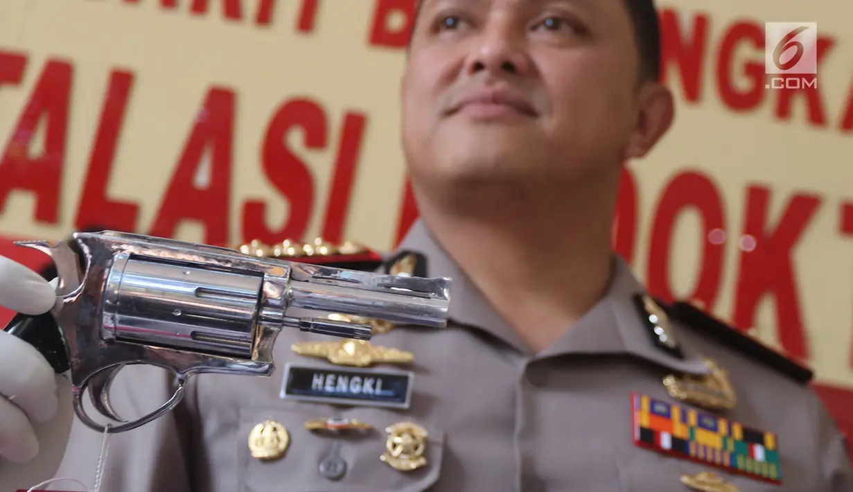 Kapolres Metro Jakarta Barat Kombes Pol Hengki Haryadi menunjukkan barang bukti pengungkapan kasus begal sepeda motor bersenjata api di RS Polri Kramat Jati, Jakarta, Selasa (20/2). (Liputan6.com/Immanuel Antonius)