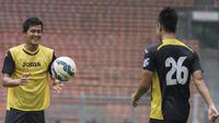 Gelandang Mitra Kukar, Rizky Pellu, berlatih jelang laga final Piala Jenderal Sudirman melawan Semen Padang di Stadion Gelora Bung Karno, Jakarta, Sabtu (23/1/2016). (Bola.com/Vitalis Yogi Trisna)