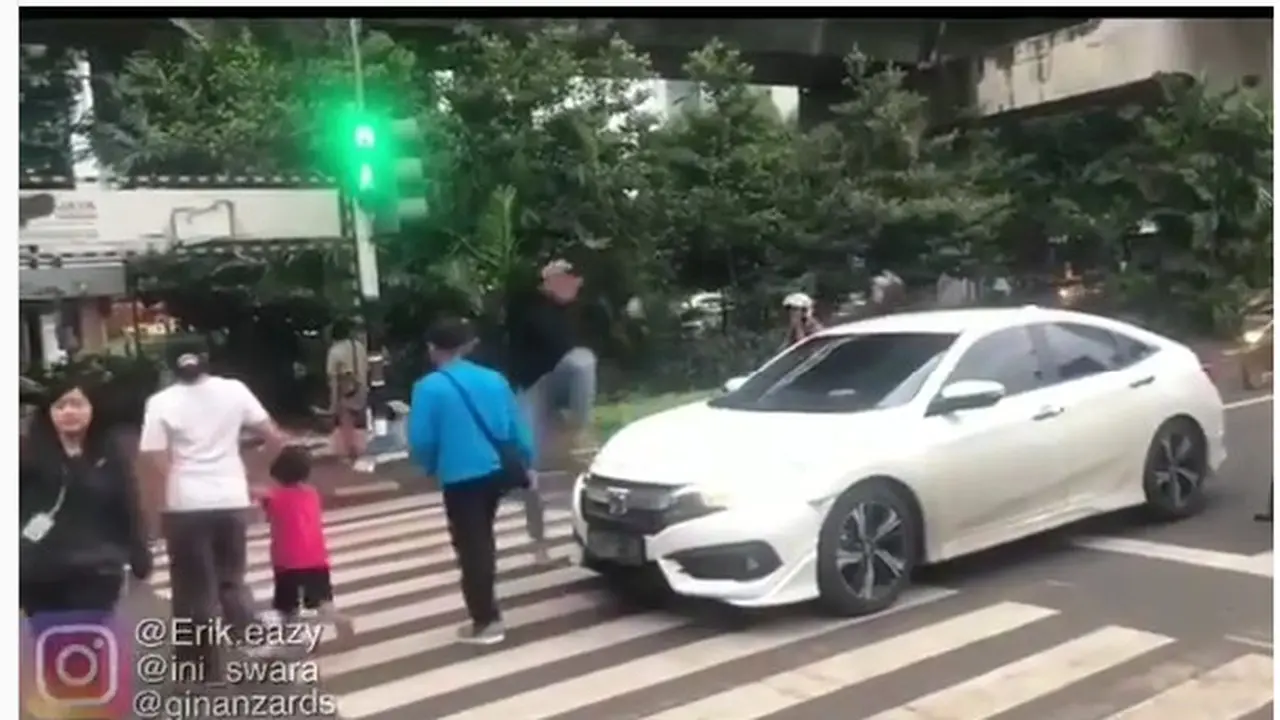 Penjalan Kaki Naik ke Atas Mobil