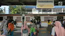 Calon penumpang menunggu kereta di Stasiun Tanah Abang, Jakarta, Kamis (23/5/2019). PT Kereta Commuter Indonesia mengumumkan bahwa Stasiun Tanah Abang kembali dibuka dan beroperasi setelah sempat ditutup akibat kerusuhan 22 Mei 2019 di sekitar Gedung Bawaslu. (Liputan6.com/Herman Zakharia)