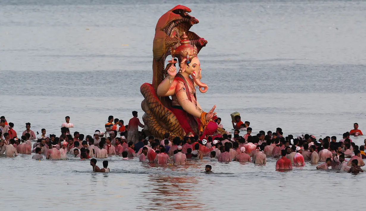Para umat hindu India bersiap membenamkan patung dewa Ganesha di Laut Arab, Mumbai, India, Selasa (5/9). Kegiatan ini menandakan berakhirnya rangkaian acara dari peringatan Ganesha Chaturthi. (Rafiq Maqbool/AP)