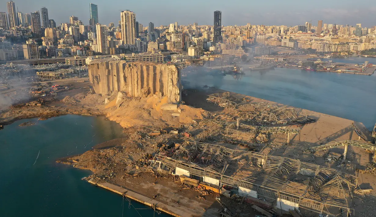 Gambar drone memperlihatkan tempat ledakan yang mengguncang pelabuhan Beirut, Lebanon, Rabu (5/8/2020). Ledakan terjadi di area pelabuhan, di tempat penyimpanan bahan peledak, amonium nitrat.  (AP Photo/Hussein Malla)