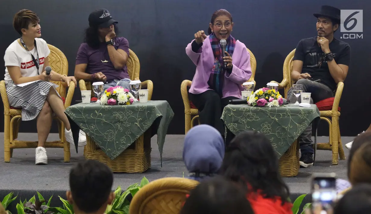 Menteri KKP, Susi Pudjiastuti (ketuga kiri) saat berbicara pada talkshow Mari Jaga Laut Masa Depan Bangsa di Hall B JCC, Jakarta, Sabtu (6/4). Menteri Susi menghimbau masyarakat, khususnya komunitas pecinta laut untuk terus menjaga keberlangsungan kehidupan di laut. (Liputan6.com/Helmi Fithriansyah)