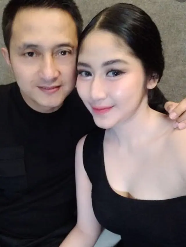 6 Momen Kompak Ricky Subagja Pakai Baju Senada Bareng Istri yang Terpaut 26 Tahun