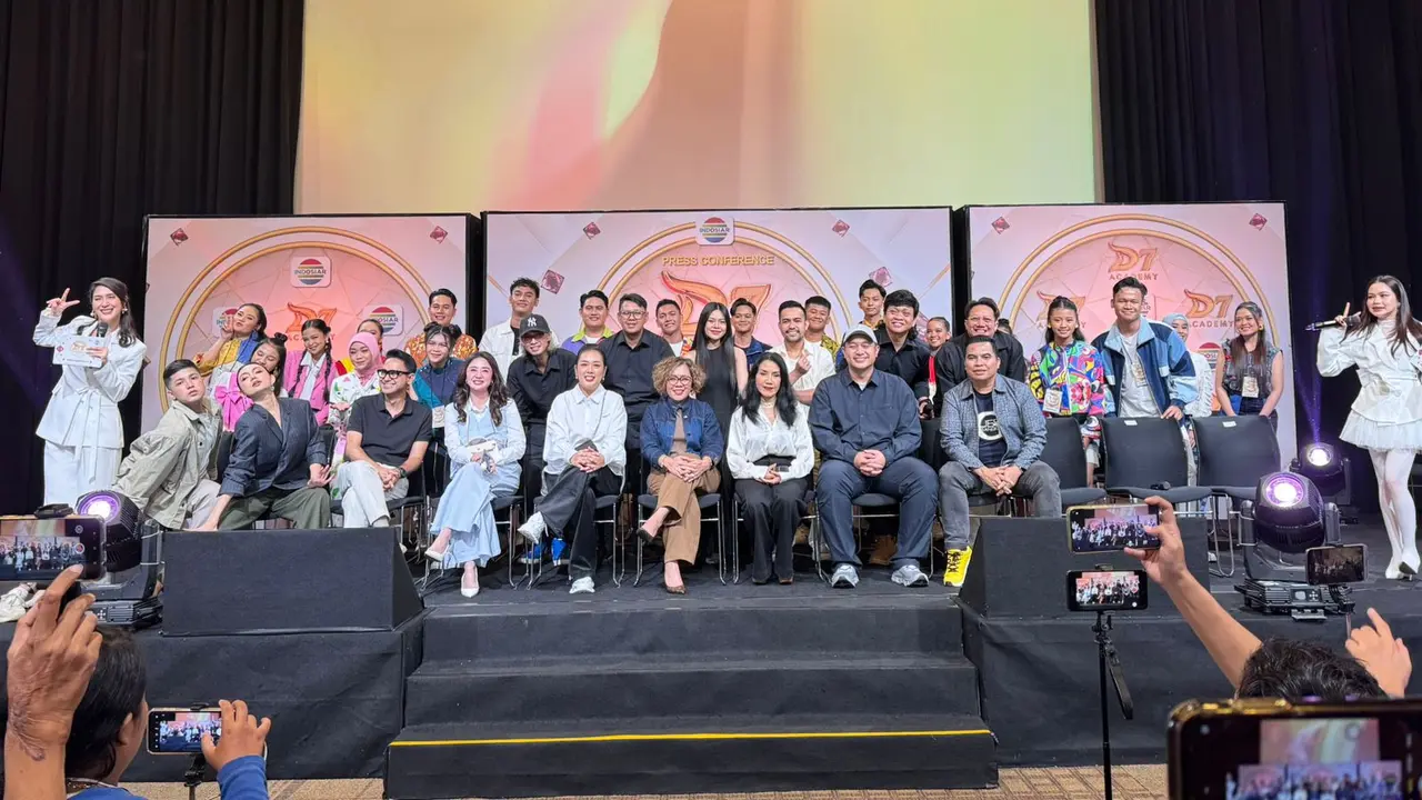 Ibu Harsiwi Achmad (Direktur SCM) Bersama Para Host, Juri, Coach serta Tokoh yang Terlibat di D'Academy 7