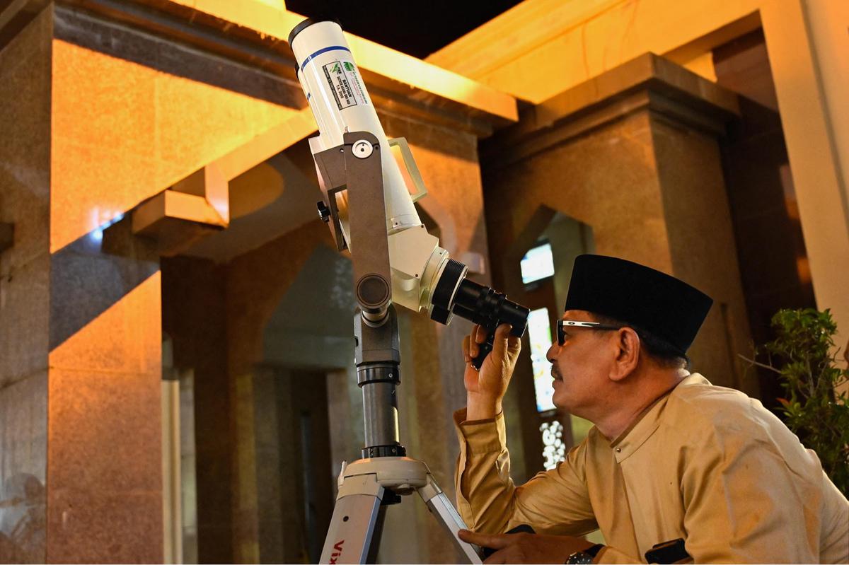 FOTO: Warga Aceh Sambut Gerhana Bulan Total dengan Shalat dan Observasi Langsung