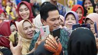 Menteri Badan Usaha Milik Negara (BUMN) Erick Thohir  pada peringatan Hari Lanjut Usia Nasional (HLUN) Tahun 2022 yang berlangsung di Gedung Badan Koordinasi Kegiatan Kesejahteraan Sosial (BKKKS) Kota Surabaya, Jawa Timur. (Foto: Istimewa).