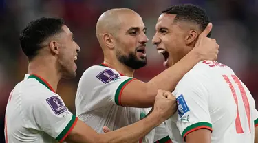 Pemain Maroko Abdelhamid Sabiri (kanan) melakukan selebrasi dengan rekan setimnya Achraf Hakimi (kiri) dan Sofyan Amrabat usai mencetak gol ke gawang Belgia pada pertandingan sepak bola Grup F Piala Dunia 2022 di Stadion Al Thumama, Doha, Qatar, 27 November 2022. Maroko mengalahkan Belgia dengan skor 2-0. (AP Photo/Christophe Ena)