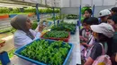 Siswa dari salah satu sekolah dasar menyimak penjelasan terkait pola dan sistem pertanian hidroponik di Ladang Farm, Lebak Bulus, Jakarta, Kamis (30/4/2026). Ladang Farm, kebun pertanian perkotaan vertikal setinggi 18 meter yang berlokasi di Lebak Bulus, Jakarta (Ladang Farm), kini menjadi pusat agro eduwisata. (merdeka.com/Arie Basuki)