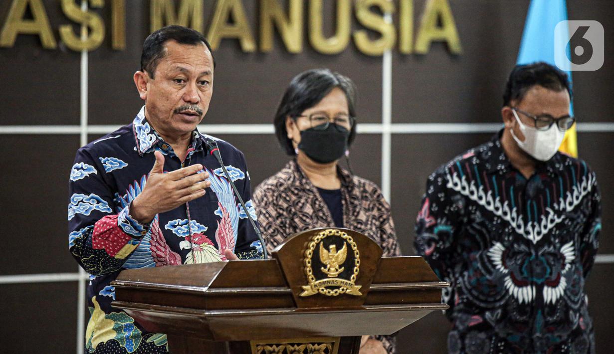 Ketua Komnas HAM Ahmad Taufan Damanik menyampaikan keterangan perkembangan pemantauan dan penyelidikan atas peristiwa baku tembak yang terjadi di rumah dinas mantan Kadiv Propram Polri di Kantor Komnas HAM, Jakarta, Senin (8/8/2022). Komnas HAM menggandeng Komnas Perempuan untuk memeriksa istri Irjen Ferdy Sambo, Putri Candrawathi, terkait kasus tewasnya Brigadir Nofriansyah Yoshua Hutabarat atau Brigadir J. (Liputan6.com/Faizal Fanani)
