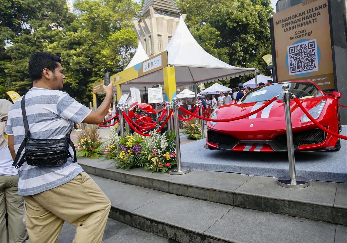 DFOTO: Dari Ferrari Ducati Hingga Tas Mewah Dipamerkan untuk Dilelang di CFD Sudirman