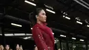 Pesona Azizah Salsha berubah drastis dengan gaya lebih glamor saat kenakan busana formal. Ia nampak kenakan blazer dengan aksen tulle pada lid blazer dan motif yang dilukis. [@azizahsalsha_]