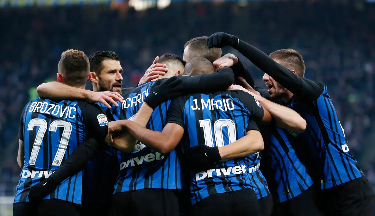 Pemain Inter Milan, Ivan Perisic dan rekan setimnya merayakan gol ke gawang Chievo Verona  pada laga ke-15 Serie A, di Stadion San Siro, Minggu (3/12). Perisic mencetak hat-trick dari kemenangan telak 5-0. (AP/Antonio Calanni)